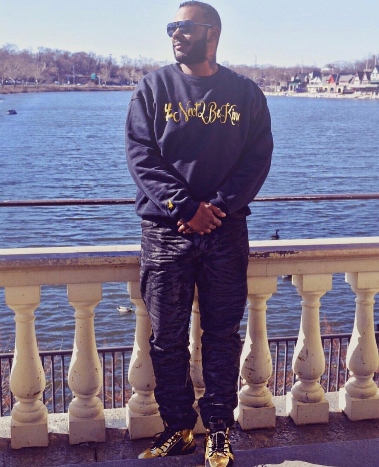 Royal Savages Ent
Live a King Die a King
New single out now link in bio