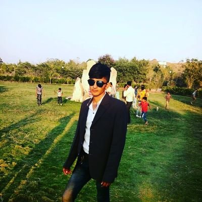 “जुक के बात करने की आदत बना ले काफी फायेदे में रहोगे क्युकी आज भी आँखे मिला कर बात करने की तेरी औकात नही हे