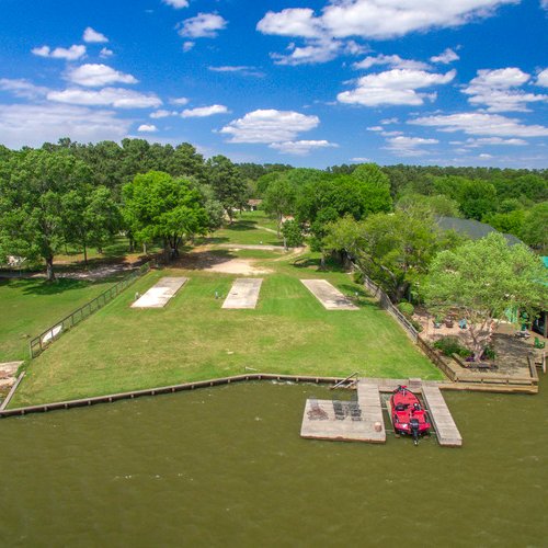 Get away to Lake Conroe, Houston's Playground & Glamp in style & comfort. Lake Conroe Bay Hideaway is located in a quiet corner on the north side of the water.