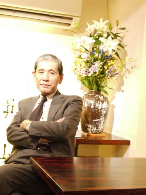 1950年生まれの男性です。1974年に証券会社に入社し、2010年4月、還暦を迎へ定年退職しました。法華経に関心を持ち、勉強しています。