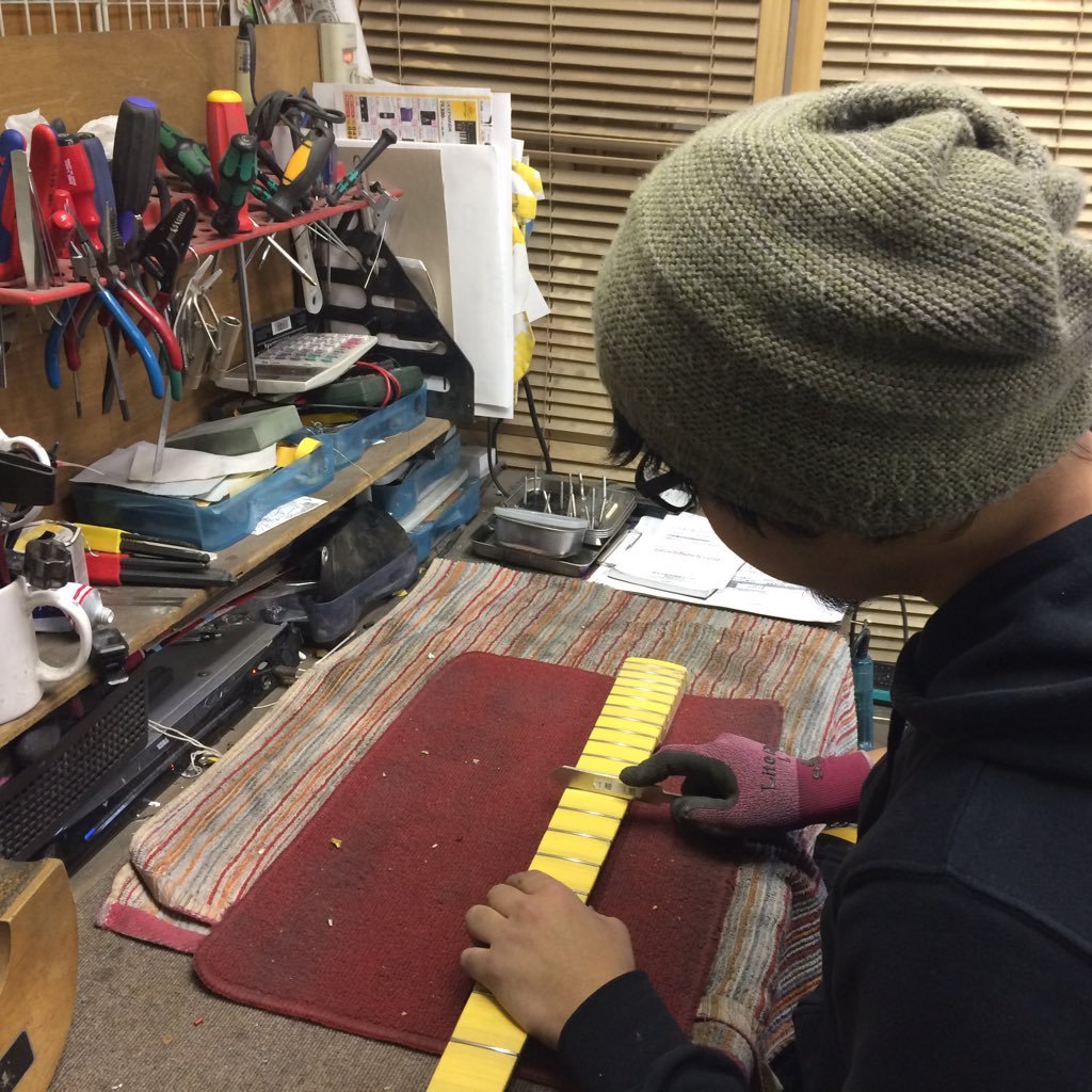 町田市にあるギターリペアー工場です。弊社では主にジャパンビンテージ、ギブソン、フェンダーを中心とした修理全般を行っております。 修理依頼は弊社HPのメールフォームからお気軽にどうぞ! ツイッター担当:小林 私は主にセットアップとフレット周り担当です。日々の作業をご報告させていただきます!