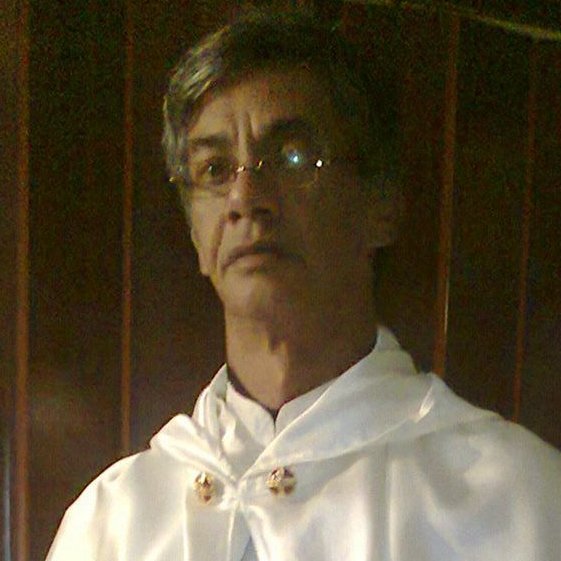 Religioso, buscador de la experiencia teológica. Canónicamente justo. Abierto a escuchar opiniones,pero siempre haciendo apologética de la mía.