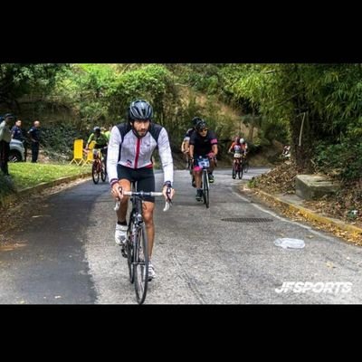Crítico. Anarquista. Ontológico. Conspiranoico. Ecléctico. Triatleta. Nadador.