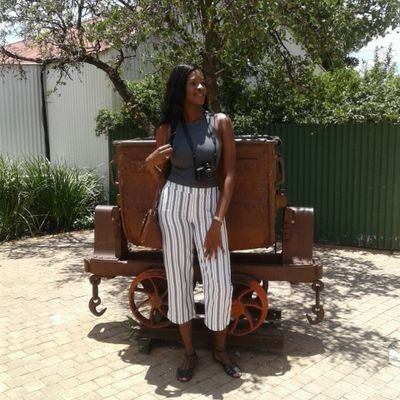 Proud Strategic communication student and tutor. In search for new challenges. Academic adviser. Serrie finalist. Self taught MUA #HighBrain. IG: tall_sego