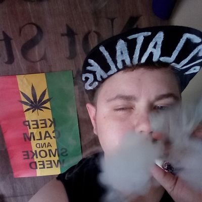 I host the online radio show @PizzaTalks a show by stoners 💨for stoners💨. Married to @annabellitoker.💍 Musician🎼🎧🎸 Adult stoner💨💨🤓😎💥💣