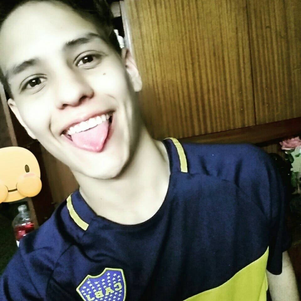 Ale_Aebicher9's profile picture. Soltero 👑 Futbolista ⚽️ delantero 9 😍 puede quien cree que puede 💪 👑viejo 👑
*nuevo en esto*