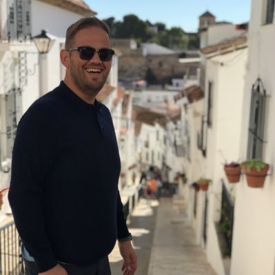 Familiefar, samboer. Liverpool supporter, Spania elsker. Kjekt med bil og over gjenomsnittet glad i teknologi.
