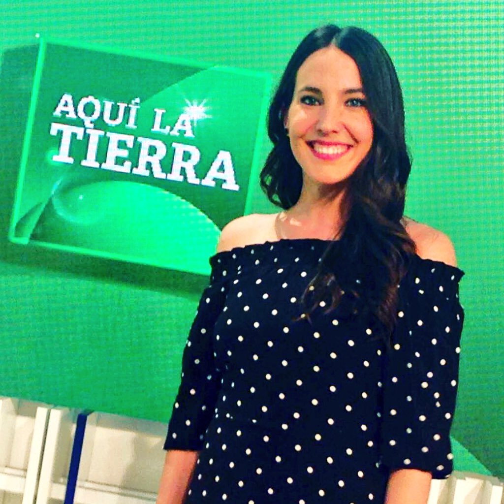 Compositora verbal 💚. Reportera oscense en @aquilatierratve de @La1_tve - @catorce_prod 📺🌺 — Instagram @angelescortina—