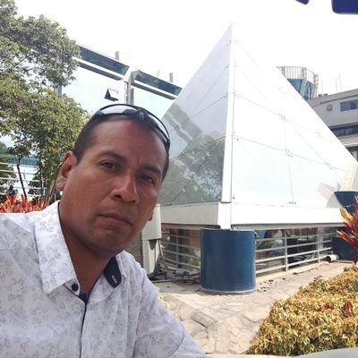 Graduado en Economía con Maestría en Planificación Estratégica y Especialización en Gestión Pública, Comunicación Política y Marketing Digital.