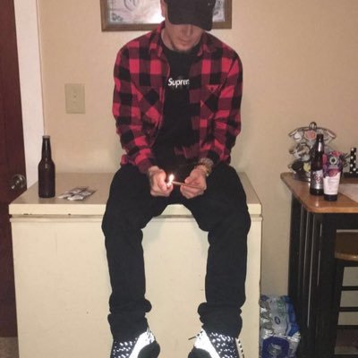 almightyhunner's profile picture. I’m dying🦇🚀