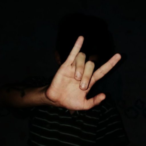 PoculoCaste's profile picture. Me quedé porque te vi brillar aún en la oscuridad, porque aún en tu peor momento no lograste opacar la magia que irradiaba de ti.