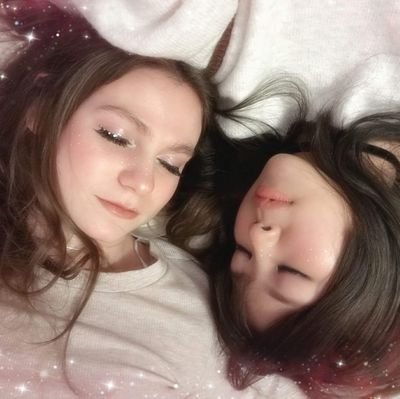 hanbunshojo's profile picture. Two friends.🌸