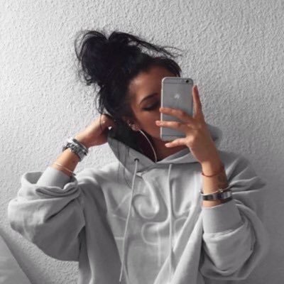 ... ... أحبّ تلك اللمعة التي في عينيك عندما تنظر إليّ💜