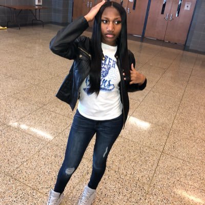 #longlivesmoke 🕊 ; #foreversosa 🕊 | 17 🌹✨ | c/o 18' 👩🏽🎓 | if you ain't talking 💸 then watchuu talking bout ? 🤑