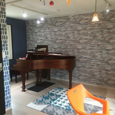 阪神防音株式会社 川西市のピアノ室完了しました 良い部屋になりました ドアの色 床 壁紙は全てお客様に選んで頂いてます もちろん遮音性能もdr70と外部にはほぼ聞こえません バッチリです