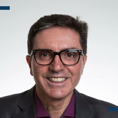 Ex-Diretor de Mercado Interior RS, 37 anos no Grupo RBS, apaixonado por fazer! Amo demais tocar violão, cantar e jogar tênis com meus amigos!