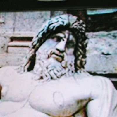 La strada è lunga ma er de più l'ho fatto, so dove arivo e nun me pijo pena cor core allegro e l'anima serena der savio che se maschera da matto.