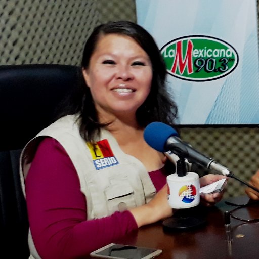 Reportera, con grabadora en la mano, para En Serio Noticias y Rumbo Informativo #AmoElRadio Amo la vida,Beneddeti,Sabina y Sabines, #PasiónPorInformar