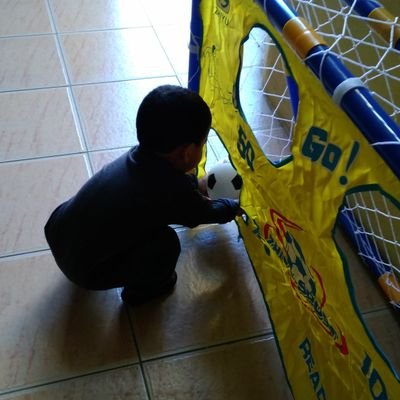 El Hijo es el resplandor de la gloria de Dios, la fiel imagen de lo que él es, y el que sostiene todas las cosas con su palabra poderosa