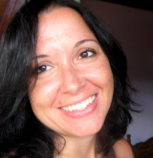Historiadora, editora, escritora, cantora de chuveiro. Viciada em música, vinhos, letras, culinária, viagens, rios e mares, endorfina, cafuné e sorrisos.
