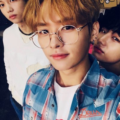 crystallysnow's profile picture. bts, stray kids, blackpink //