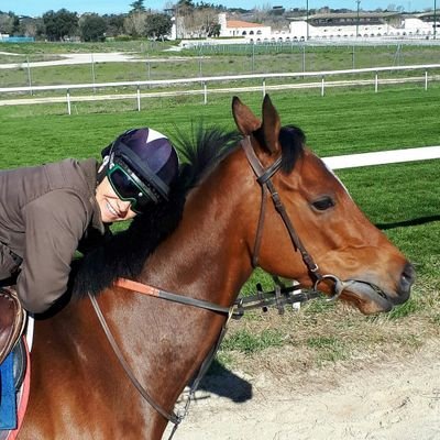 Ex-jockey. Cofundadora de Hipotour, visitas guiadas al Hipódromo de la Zarzuela. Bióloga. Atletismo, lectura, historia, cine, animales...