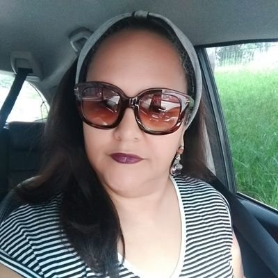 Cristã, economista, consultora, artesã... e mais mil outras coisas como quase toda a mulher brasileira.