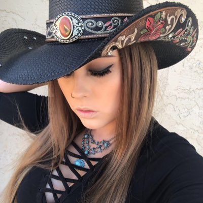 stormierae11's profile picture. not your average storm with skin