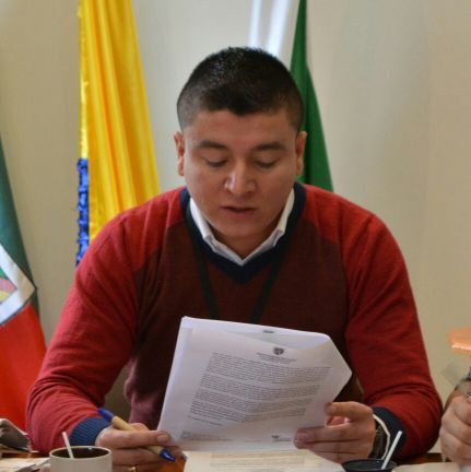 Abogado, Especialista y Mágister en Derecho Administrativo.