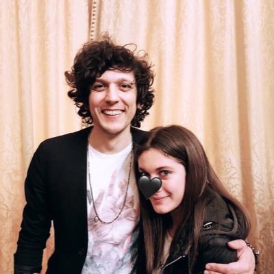 sperare di sentirmi ancora anormale pur versando lacrime,commuovermi stringendo una vita che ride.