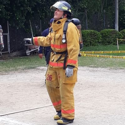 Tengo 46 años de edad, Profesional en Administración Seguridad y Salud en el Trabajo, pertenezco al Cuerpo de Bomberos de Buga, Suboficial con grado Cabo