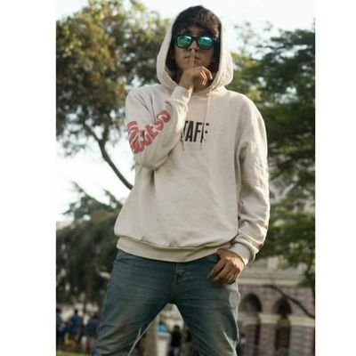 Ningún hombre merece tus lágrimas y quien se los merezca no te hará llorar 😉
Estudiante de Ingeniería Civil 🎥YOUTUBER📺
🎸🎧🎼MyWorld,Believe,Purpose🎤🎶