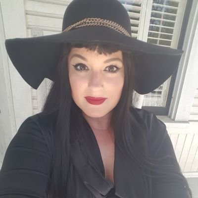 Body Pos MENAHT & Burlesque Dancer. Horror Fan. Paranormal Enthusiast. Deathcare Professional. Exvangelist.