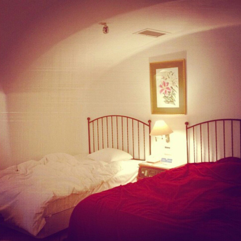 ヤマイチが泊まった部屋はベッドが片方しか使用されていないことについて検証を続けています。