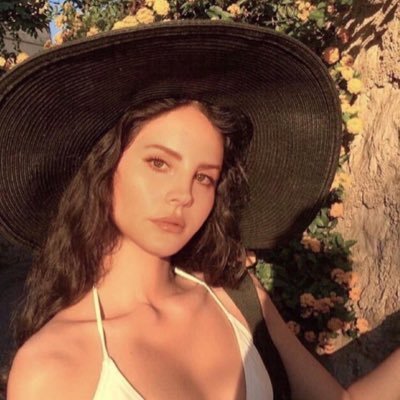 plasticvheart's profile picture. 