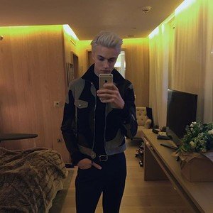 drobrevashton's profile picture. 