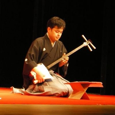 西洋で現在の「クラシック」といわれる音楽が誕生する1600年代に、日本では三味線音楽の起源である「地歌」が誕生していました。そんな地歌をこよなく愛し、100年後、200年後も「日本のクラシック」として愛されてほしいと願っている１地歌奏者です。