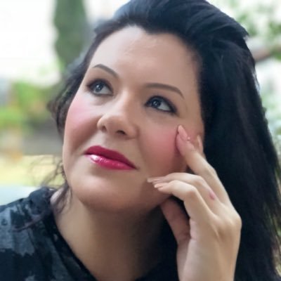 Cantante Lírica Argentina - Coreuta y Solista del Coro Polifónico Provincial de Santa Fe.