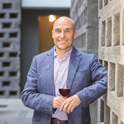 Quimico, Enólogo y Viticultor por la Universidad Politecnica de Madrid, Director de la Escuela de Vinos, VINICULTURA Conductor de TV, Radio y Columnista