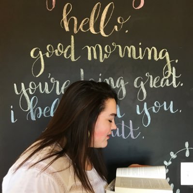 annielikeswords's profile picture. @booksparks // #booksharks
host of Hello Heroine Podcast