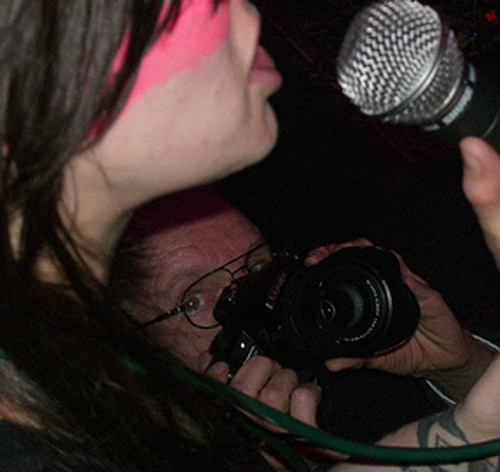 renote's profile picture. concert photographer running-  https://t.co/pAM2okf3hO - concert images