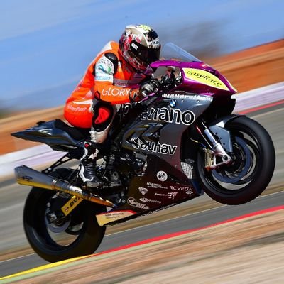 Soy piloto de motociclismo,Trabajo para Mir Racing, que es una fabrica de motos de competicion y un gran equipo de carreras.