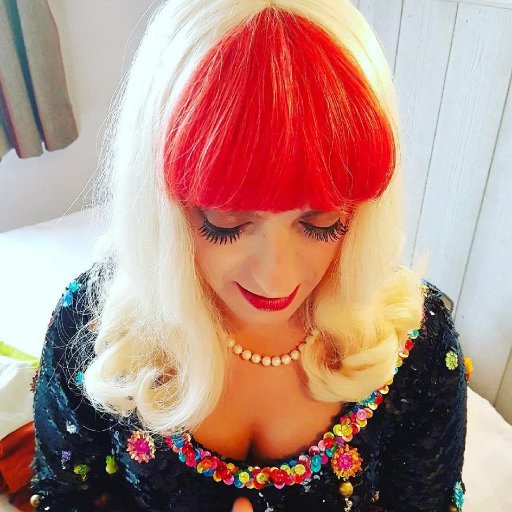 CarolinaOff_'s profile picture. Meneuse de revues télévisuelles, Carolina sera au PAF français ce que la tortilla est à l'Espagne ! #StarDunAutreGenre #StandUpMusical #NaissanceDuneEtoile