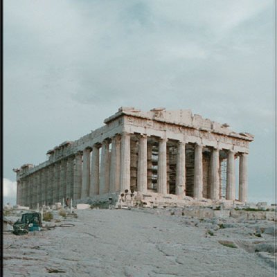 Απόφοιτος Τμήματος Ιστορίας-Αρχαιολογίας της Φιλοσοφικής Σχολής του Εθνικού Καποδιστριακού Πανεπιστημίου Αθηνών, ιστορικός.