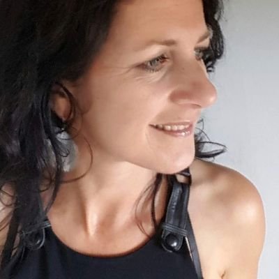 HeleenBervoets's profile picture. Gek op tekst. Moeder van een fantastische zoon. Productmanager Scandinavie & IJsland. Dance, Friends, Ibiza 🍒, N-joy life. Optimistisch. Met een mening.