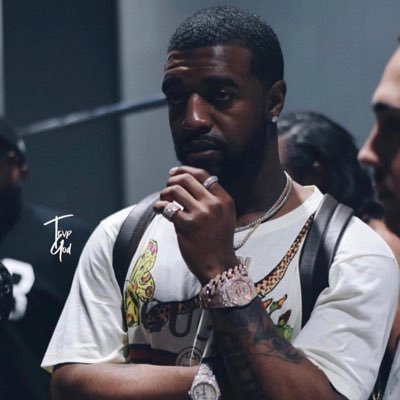 deecm28's profile picture. 💧