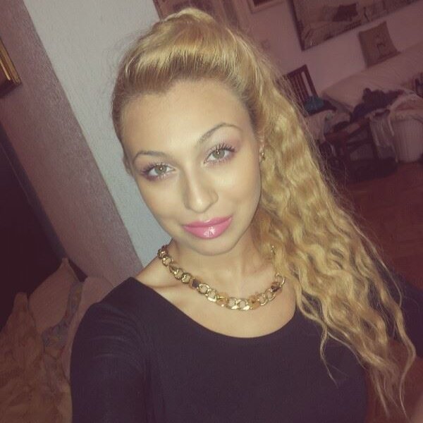 LopezSilvie's profile picture. Etudiante en droit des affaires.