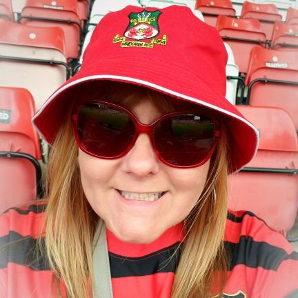 Mam & Athrawes o gyffiniau C'fon. Hoffi gwnïo a dilyn Wrecsam FC!
Mum & Teacher from near Caernarfon.I love to sew and follow Wrexham FC!