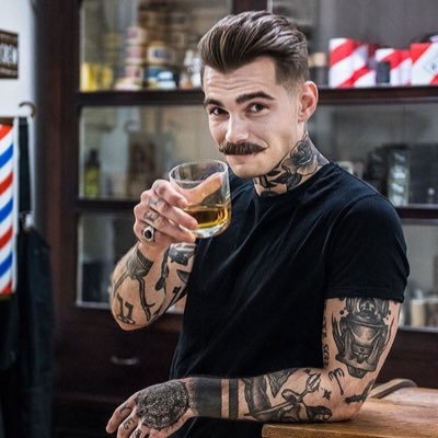 MrCorreas's profile picture. Molesto con Eva 😡por haberse comido la 🍎, mi mejor amigo Falkor cree que exagero pero Atreyu me apoya