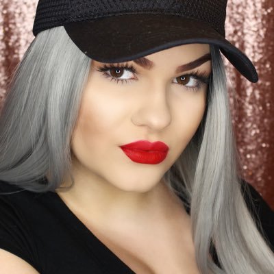 YouTuber. Makeup Lover. Beauty Blogger. Instagram: VankaKnows YouTube: VankaKnows